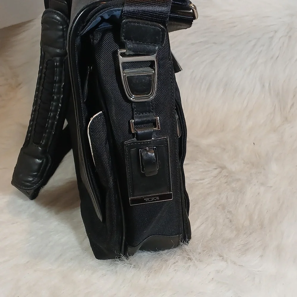 Tumi Arrive Black Messenger Bag Unisex